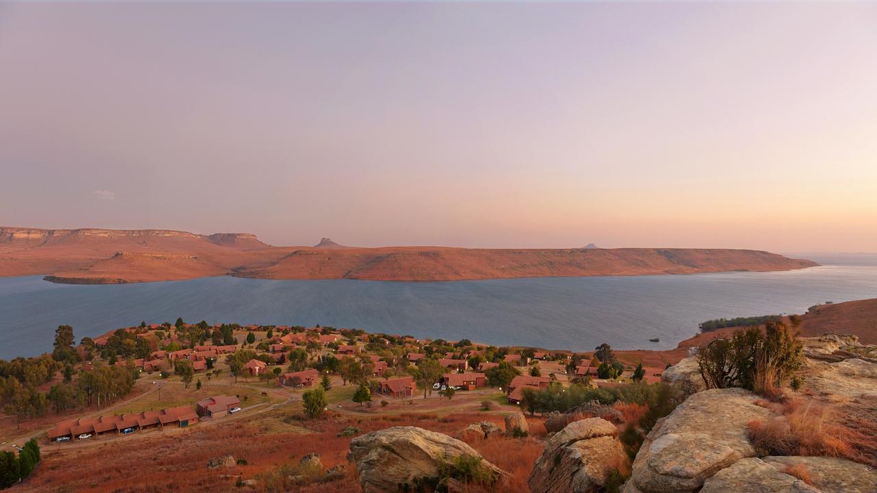 Отель First Group Qwantani Гаррисмит Экстерьер фото